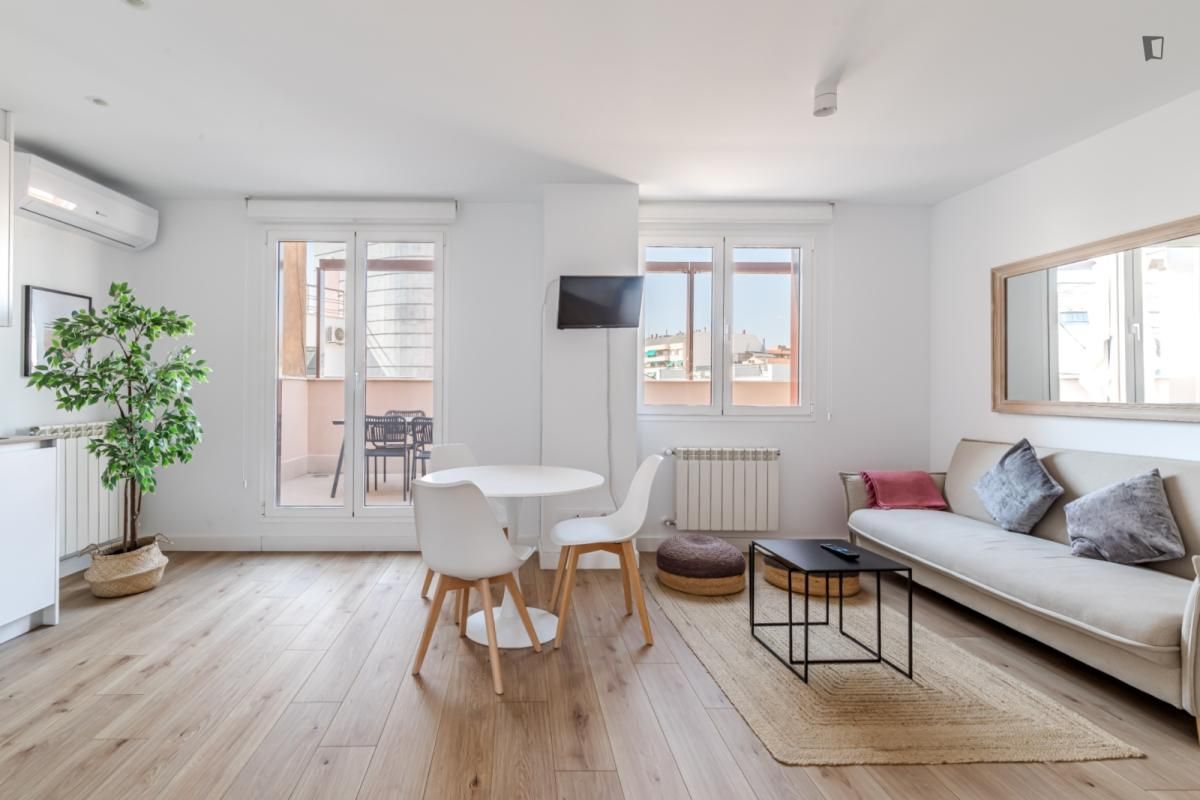 Sala de estar de Apartamento de alquiler en  Madrid Capital con Aire acondicionado, Amueblado y Horno