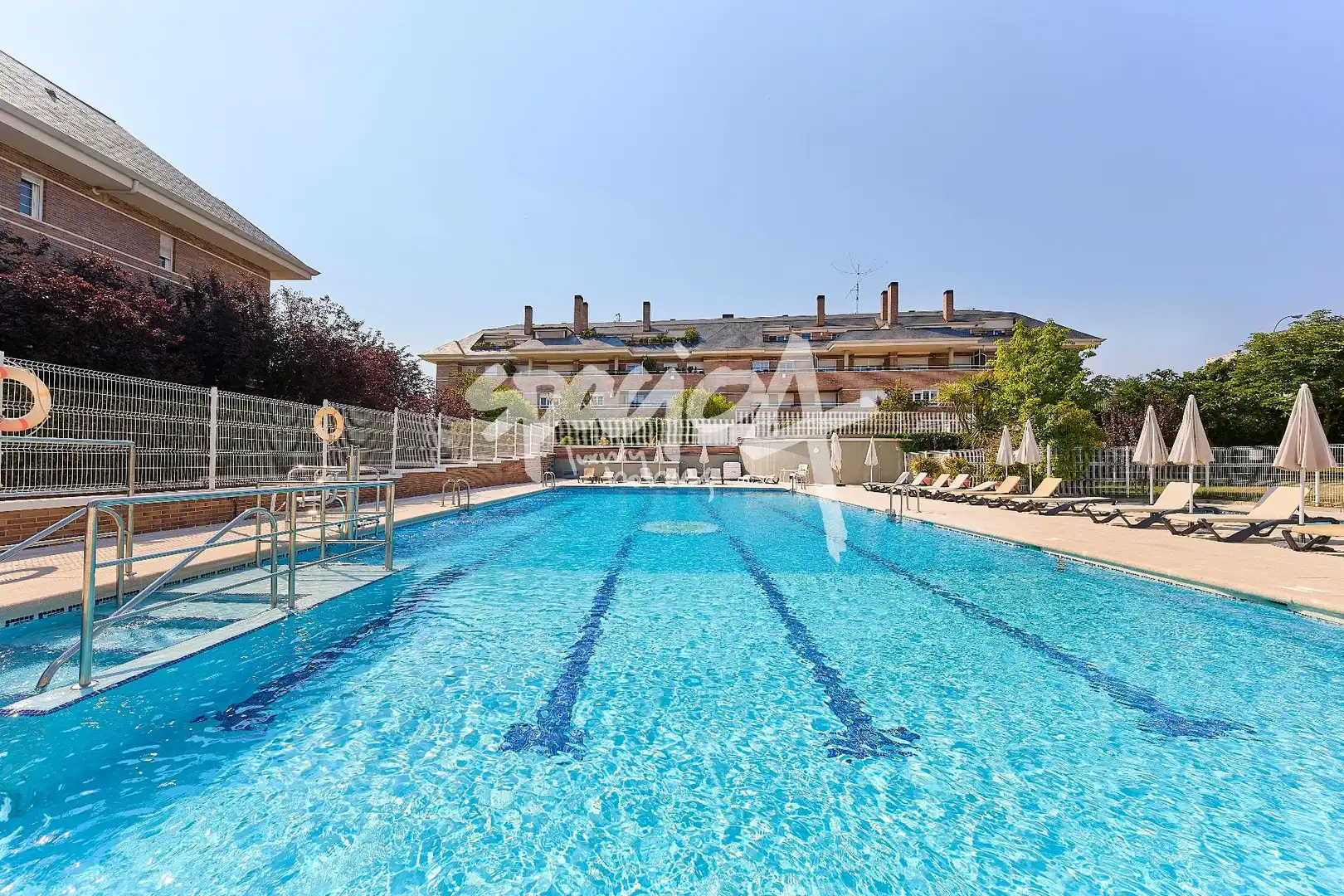 Schwimmbecken von Dachboden zum Verkauf in Majadahonda mit Heizung, Terrasse und Abstellraum