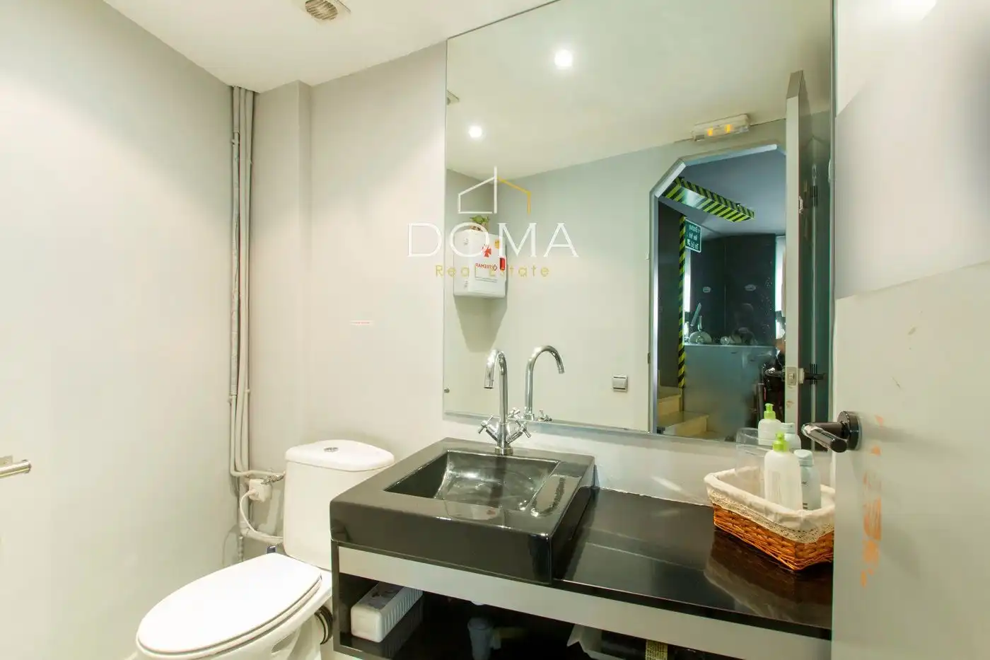 Bathroom of Commercial properties for sale in Barcelona  with Air Conditioner, Terrace and Furnished