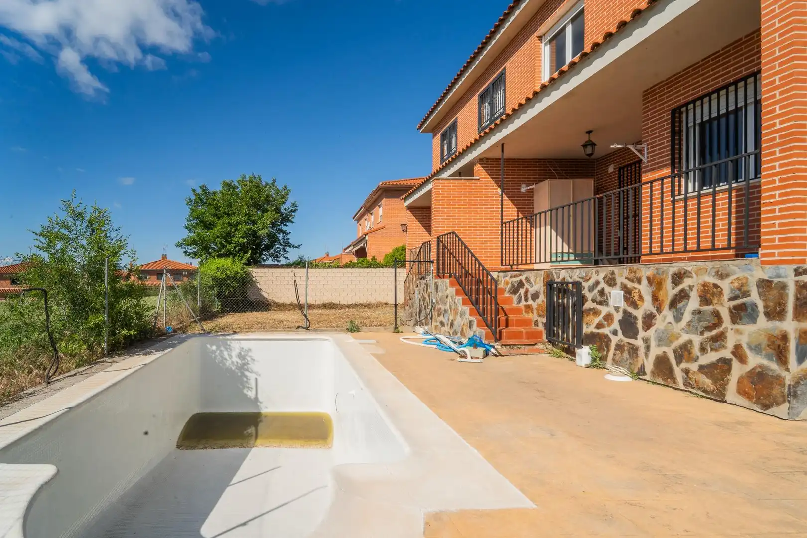 Swimming pool of Detached homes for sale in Cedillo del Condado  with Air Conditioner, Private garden and Terrace