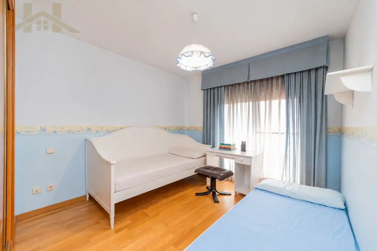 Schlafzimmer von Einfamilien-Reihenhaus zum Verkauf in Valdemoro mit Klimaanlage, Privatgarten und Möbliert