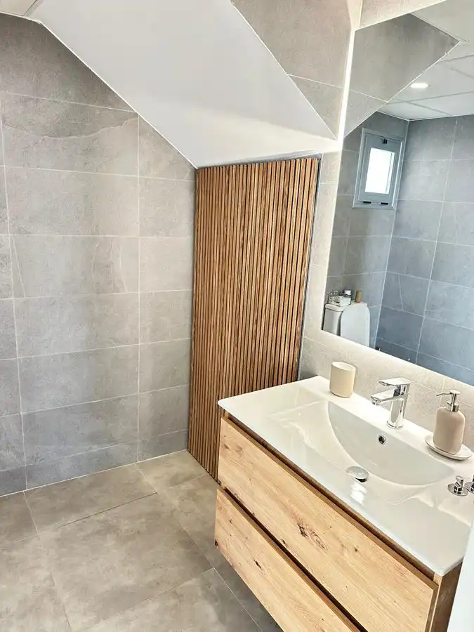 Badezimmer von Einfamilien-Reihenhaus zum Verkauf in Almuñécar mit Klimaanlage, Heizung und Parkett