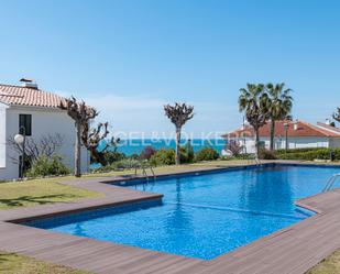 Piscina de Apartament en venda en Sitges amb Aire condicionat, Calefacció i Jardí privat