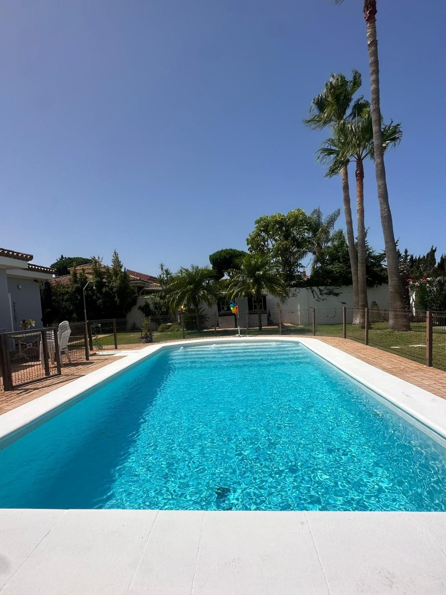 Piscina de Casa o chalet en venta en Chiclana de la Frontera con Aire acondicionado, Calefacción y Jardín privado