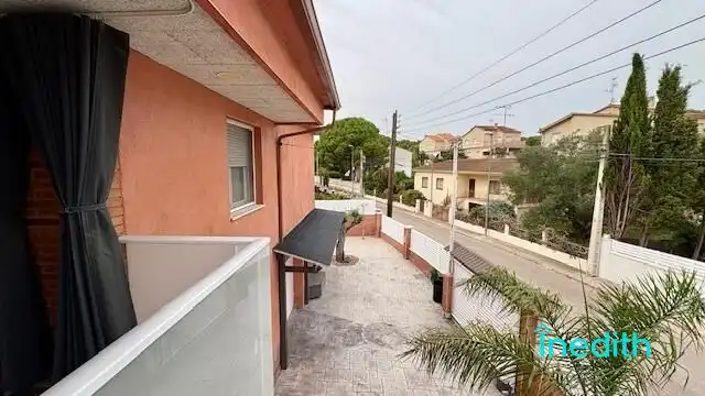 Vista exterior de Casa o xalet en venda en Cunit amb Aire condicionat, Calefacció i Jardí privat