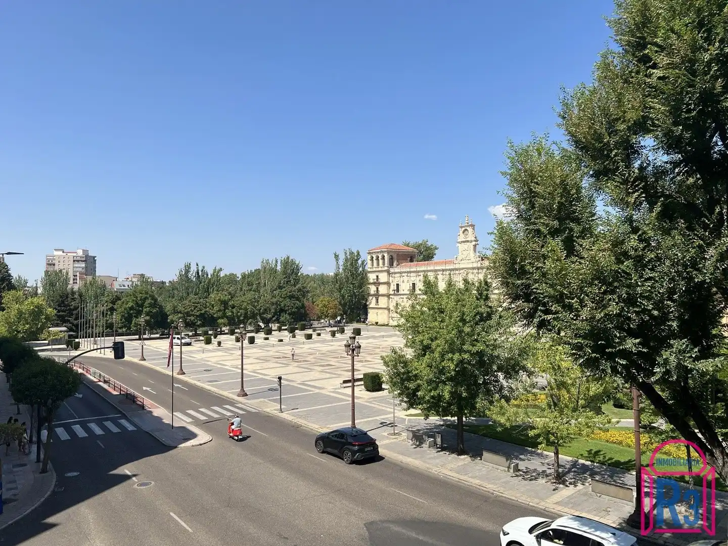 Vista exterior de Piso en venta en León Capital  con Calefacción, Terraza y Trastero