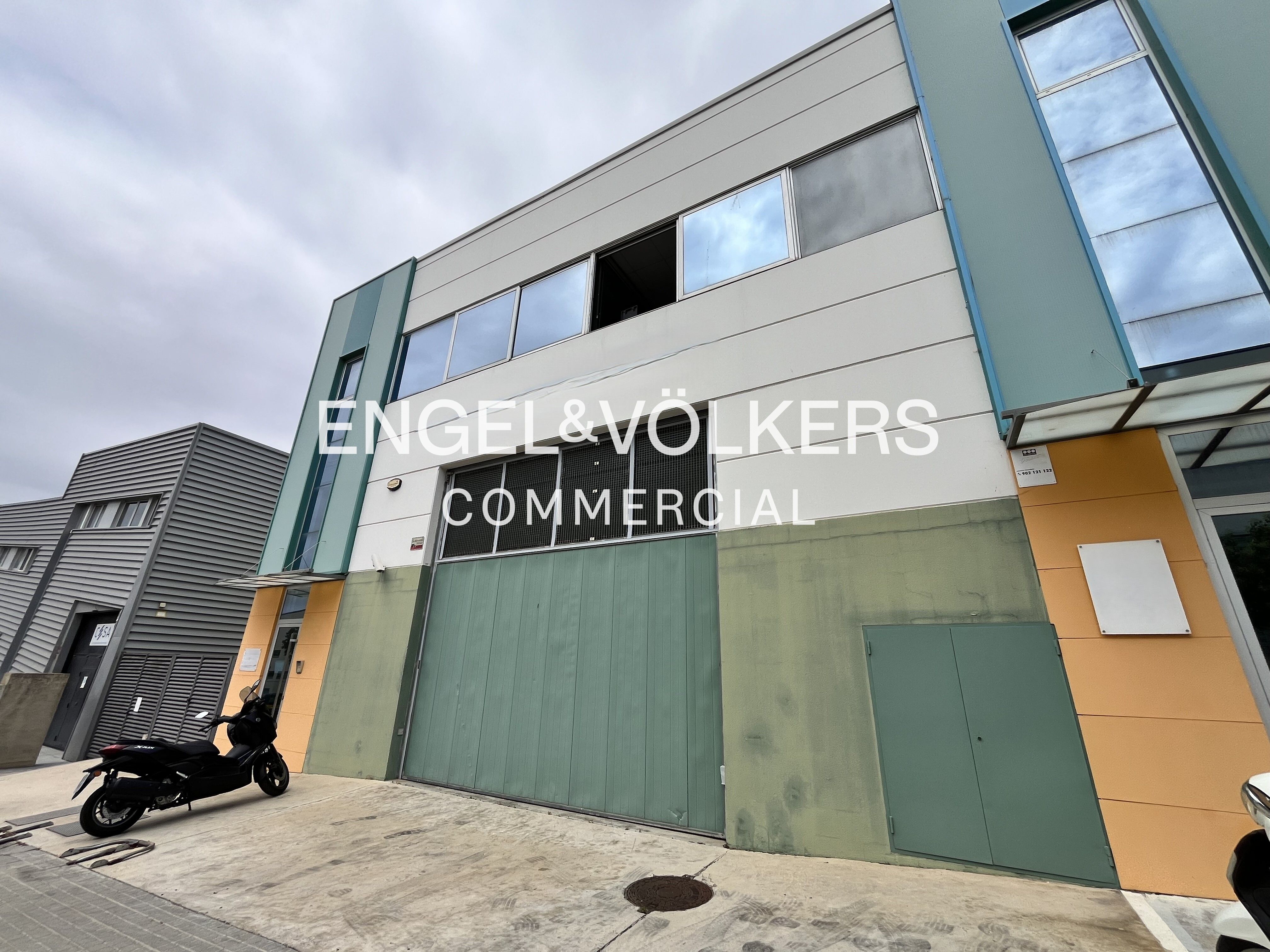 Vista exterior de Nau industrial en venda en Badalona