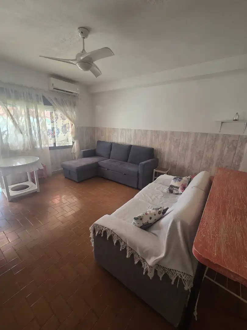 Sala d'estar de Pis en venda en Almería amb Piscina comunitària