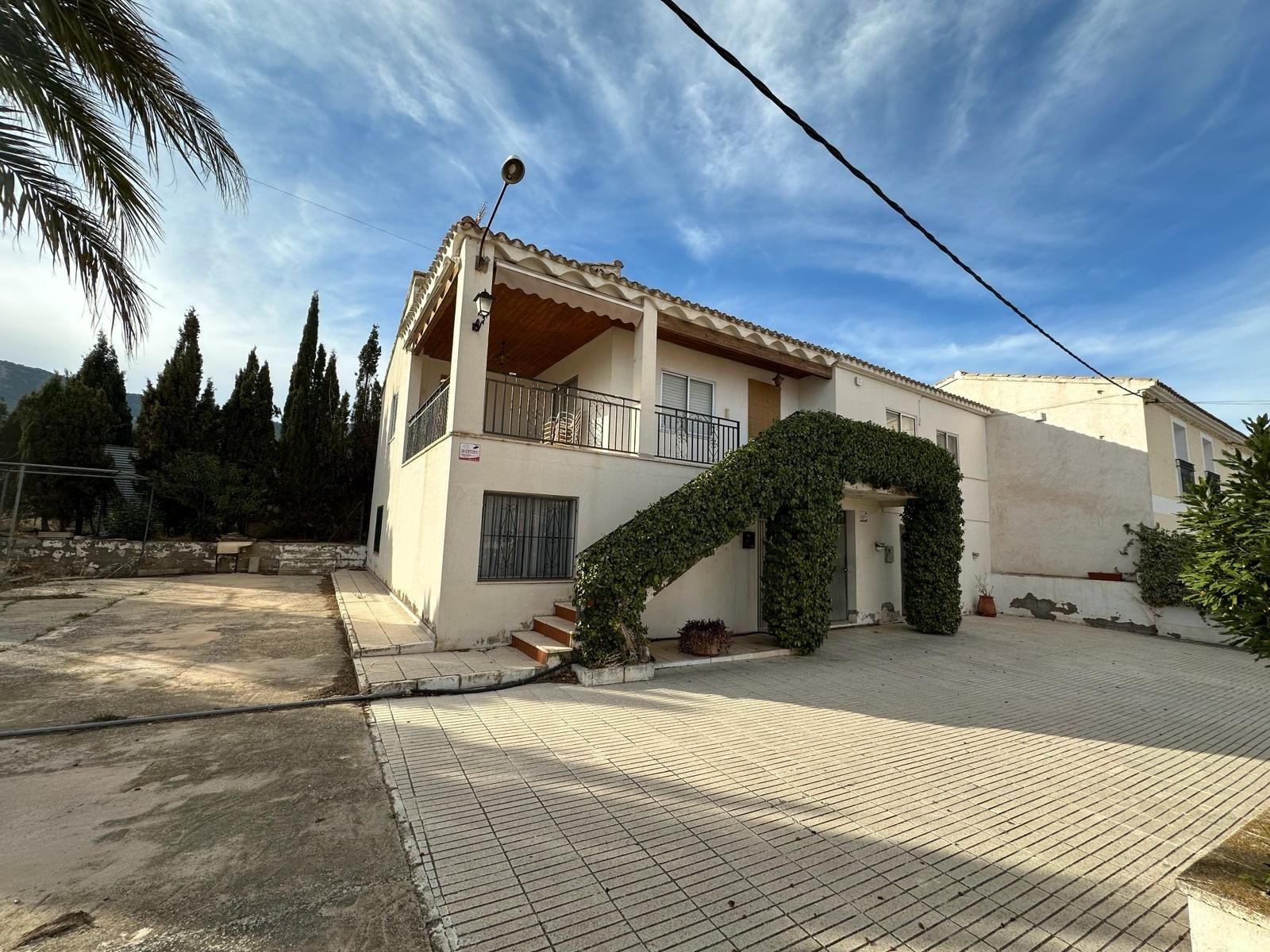Vista exterior de Casa adosada en venda en Salinas amb Calefacció, Jardí privat i Terrassa