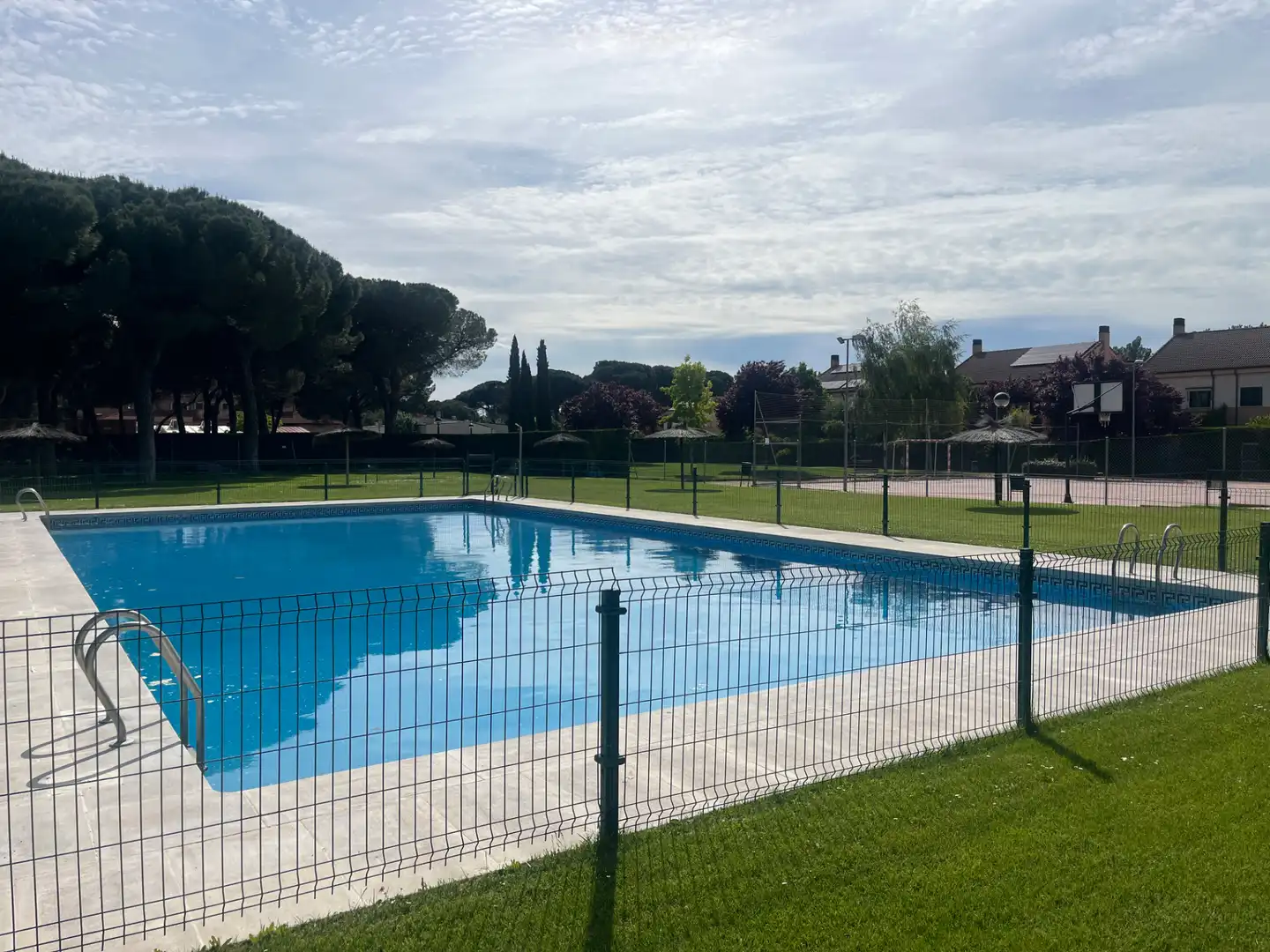 Piscina de Casa adosada en venta en Simancas con Aire acondicionado, Calefacción y Jardín privado