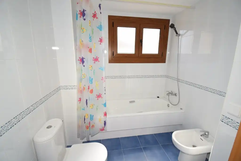 Baño de Casa adosada en venta en Miño con Calefacción, Jardín privado y Amueblado