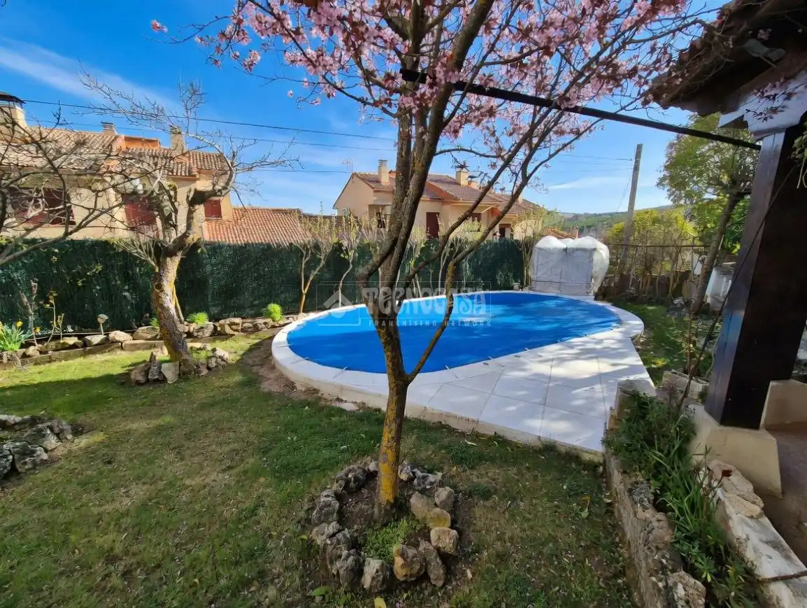 Piscina de Casa o xalet en venda en Sigüenza amb Calefacció, Jardí privat i Terrassa