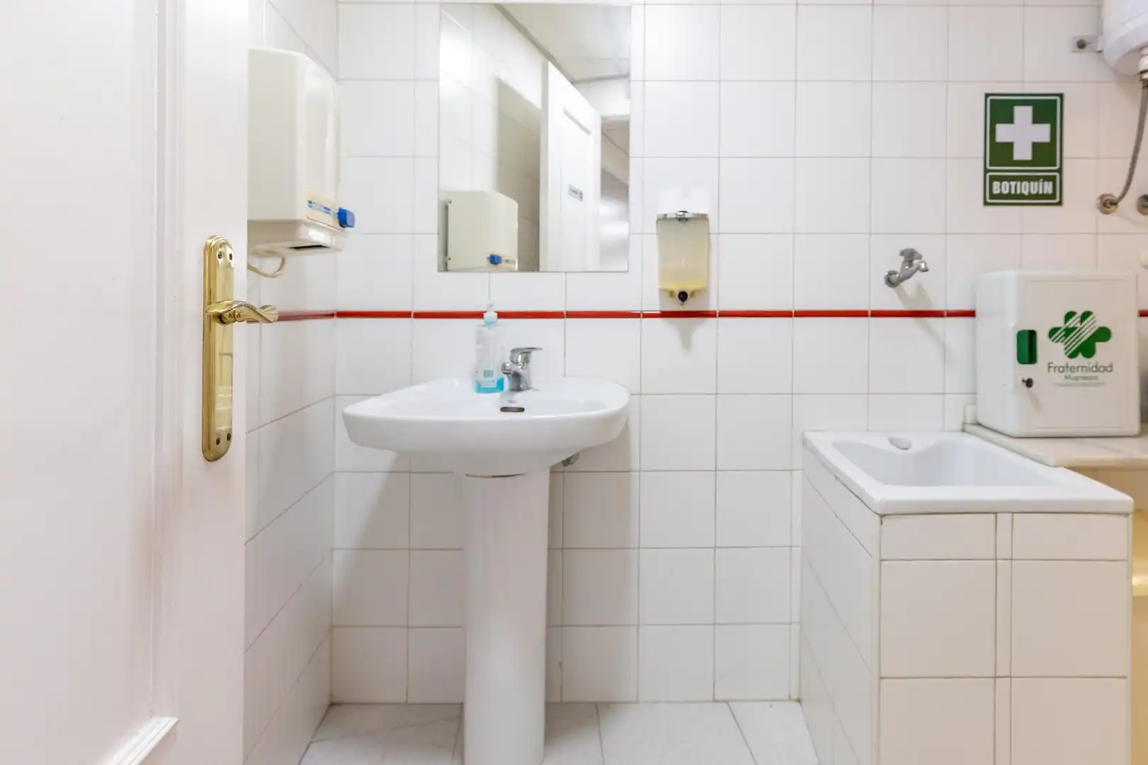 Bathroom of Office for rent in Valencia  with Air Conditioner and Heating