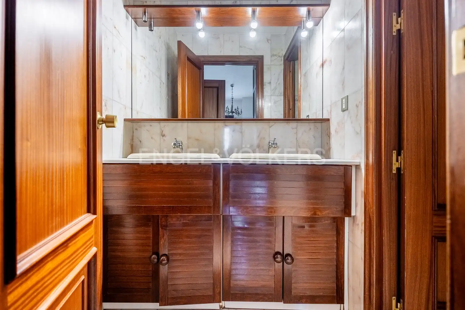 Bathroom of Flat for sale in Sevilla  with Air Conditioner and Heating
