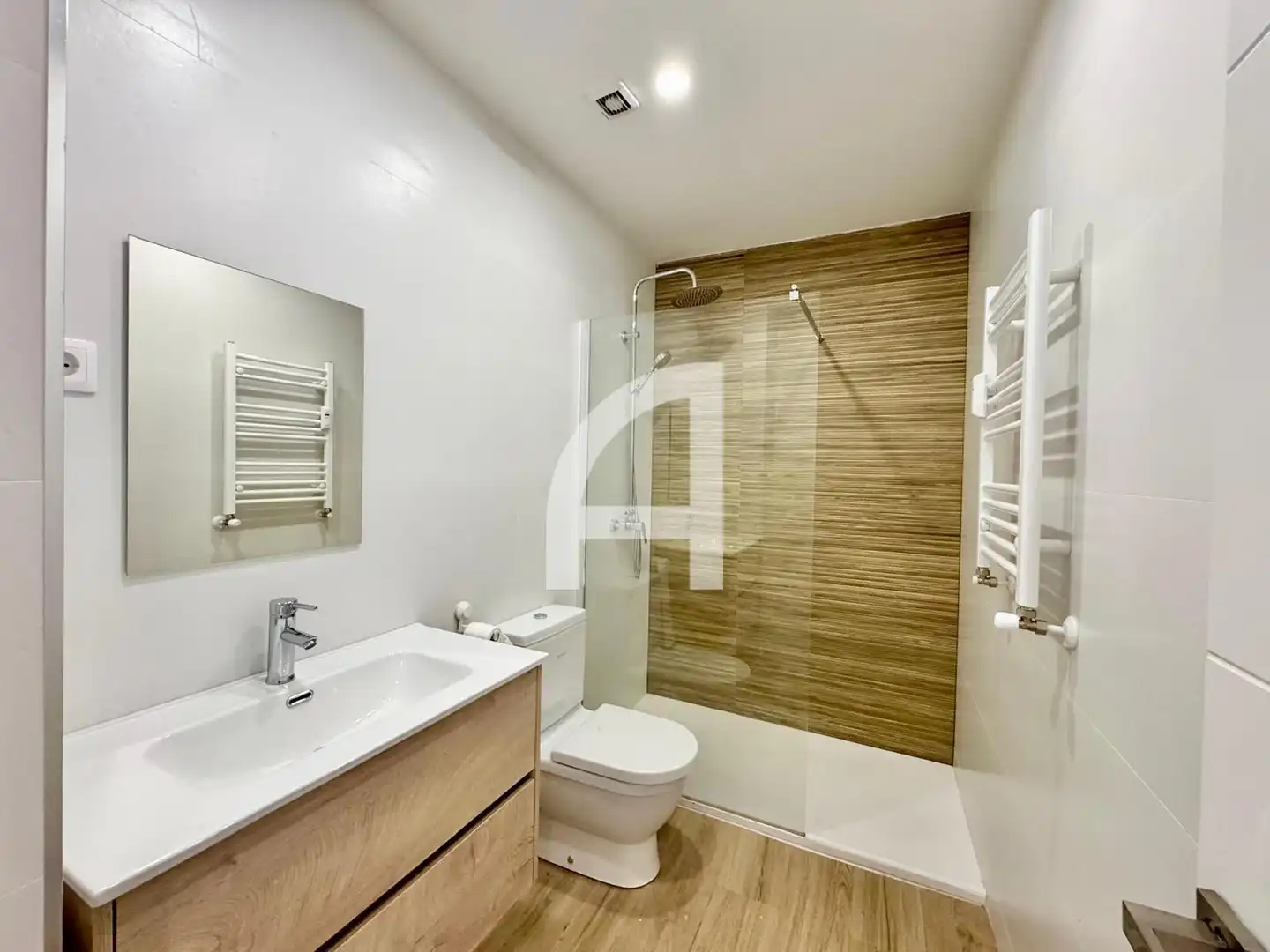 Bathroom of Flat for share in Madrid  with Air Conditioner, Heating and Furnished
