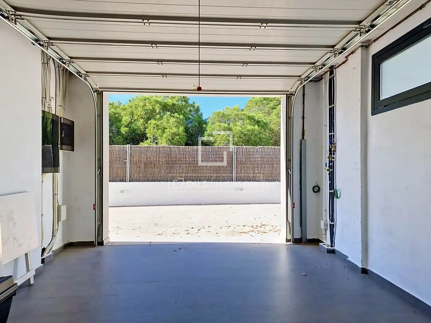 Parkplatz von Haus oder Chalet zum Verkauf in Vilanova i la Geltrú mit Klimaanlage, Heizung und Privatgarten