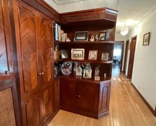 Sala d'estar de Pis en venda en Villarcayo de Merindad de Castilla la Vieja amb Calefacció, Terrassa i Moblat