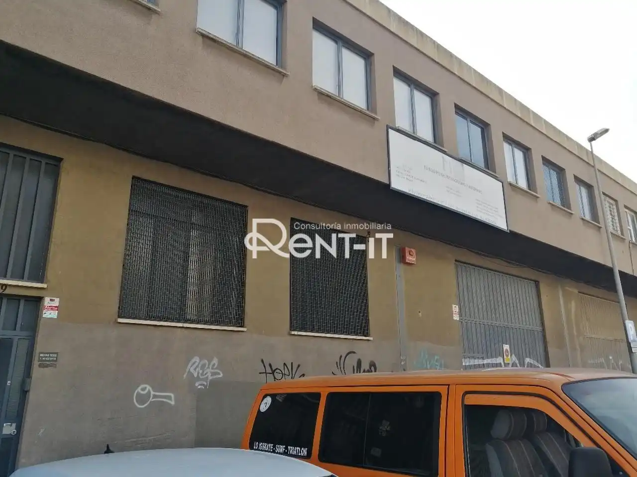Außenansicht von Fabrikhallen zur Miete in L'Hospitalet de Llobregat