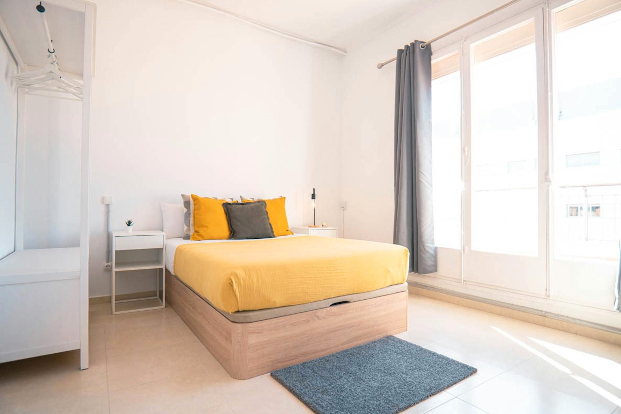 Bedroom of Flat to share in  Barcelona Capital  with Heating, Washing machine and Balcony