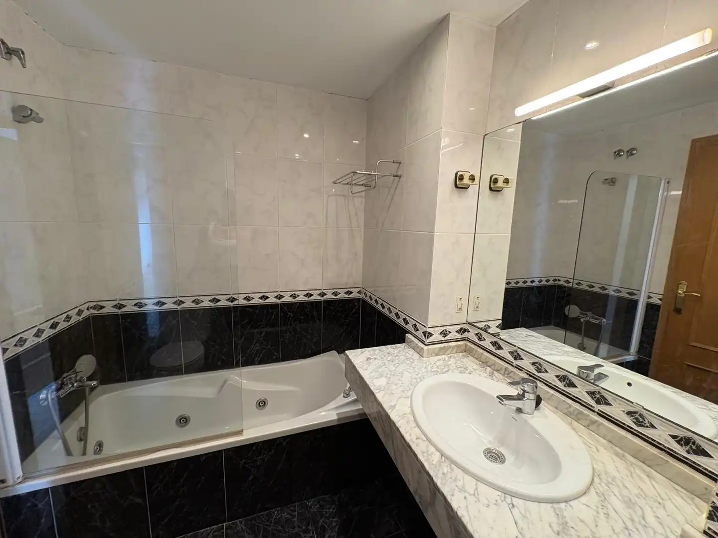 Bathroom of Flat for rent in Barcelona  with Balcony