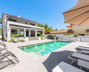 Vista exterior de Casa o xalet en venda en Marbella amb Aire condicionat, Terrassa i Piscina