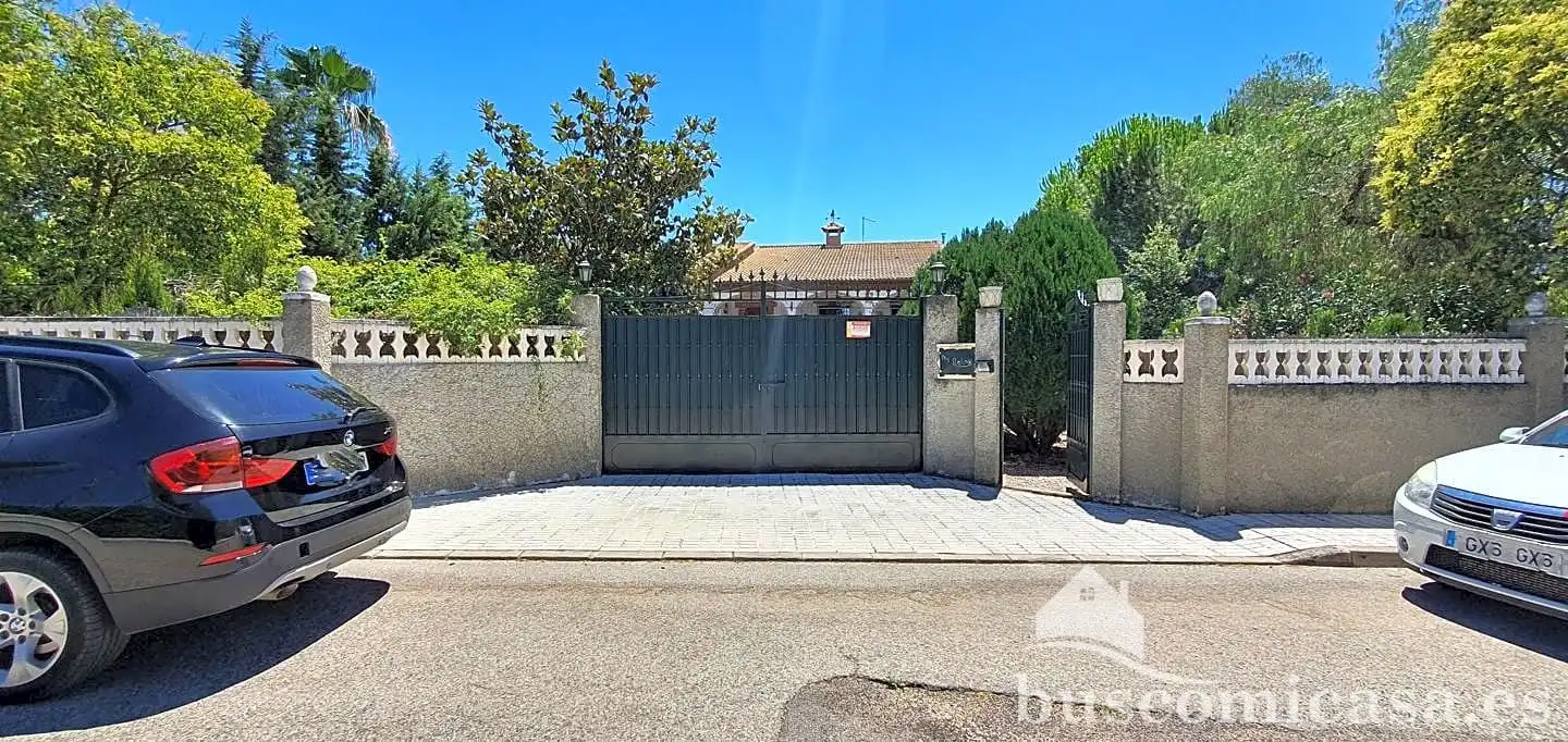 Vista exterior de Casa o xalet en venda en Linares amb Aire condicionat, Calefacció i Jardí privat