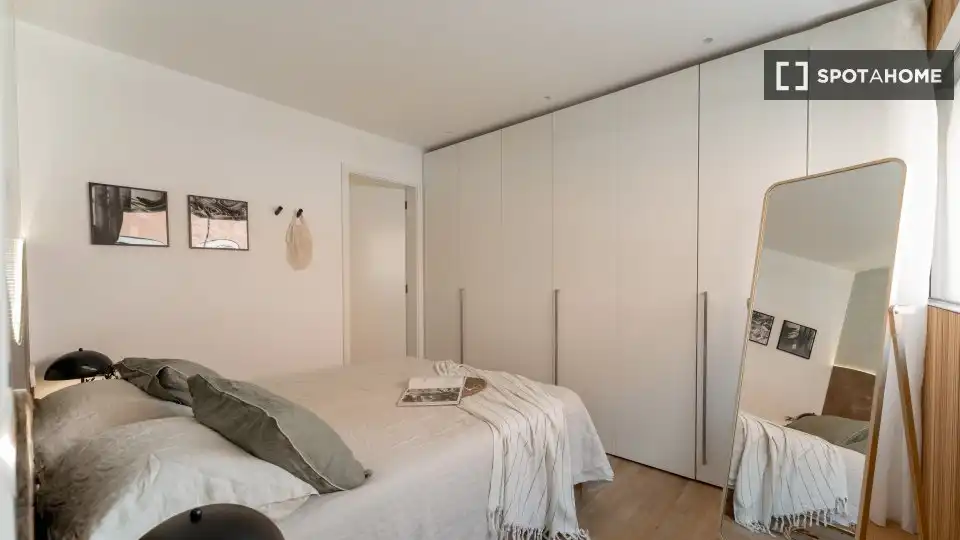 Dormitori de Apartament per a compartir en Madrid amb Aire condicionat, Terrassa i Moblat