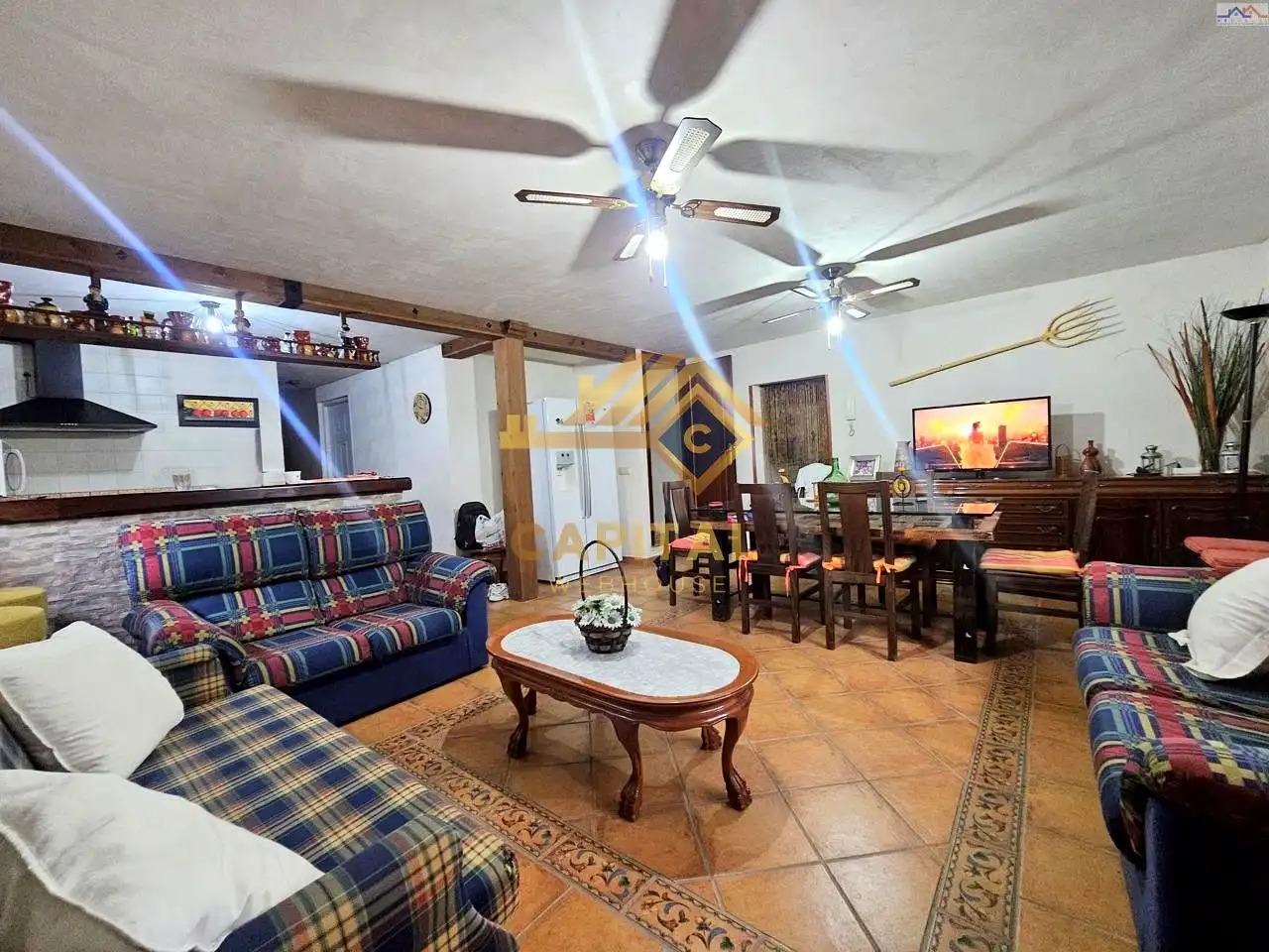 Sala d'estar de Casa o xalet en venda en Villa del Prado amb Traster i Piscina