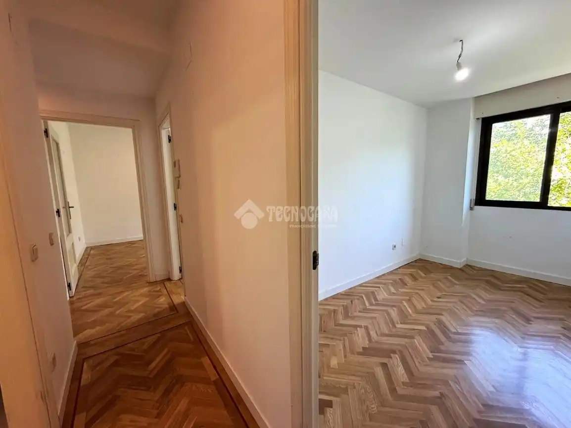 Bedroom of Flat for rent in Madrid  with Parquet flooring, Storage room and Balcony