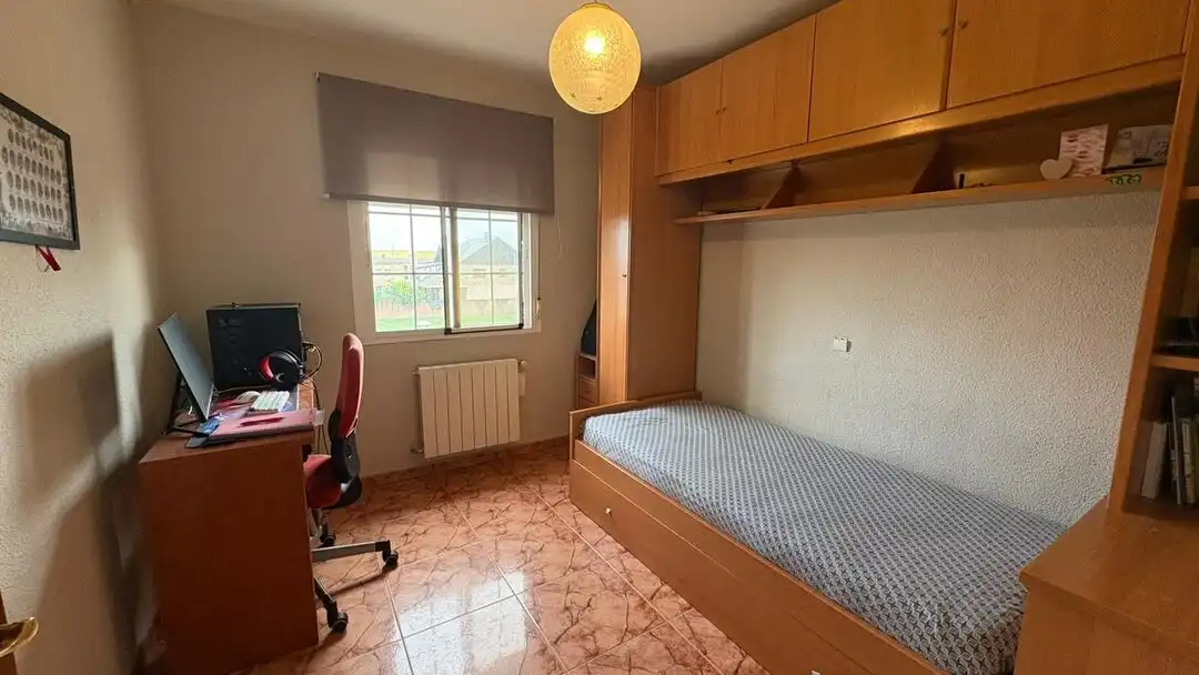 Habitación de Casa adosada en venta en Mejorada con Aire acondicionado, Calefacción y Jardín privado