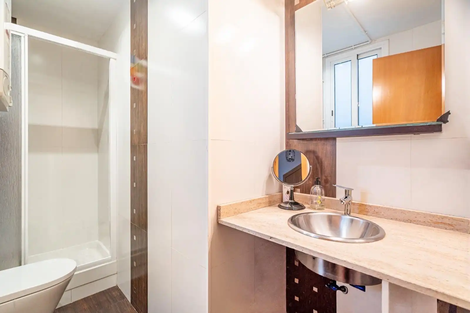 Badezimmer von Wohnung zum Verkauf in Barcelona mit Klimaanlage, Heizung und Parkett