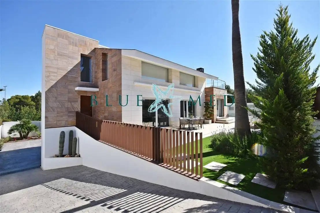 Villa con piscina in vendita a Calle ALBACETE