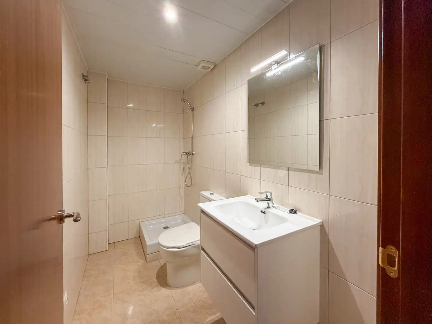 Bathroom of Flat for sale in Palafrugell  with Parquet flooring, Oven and TV