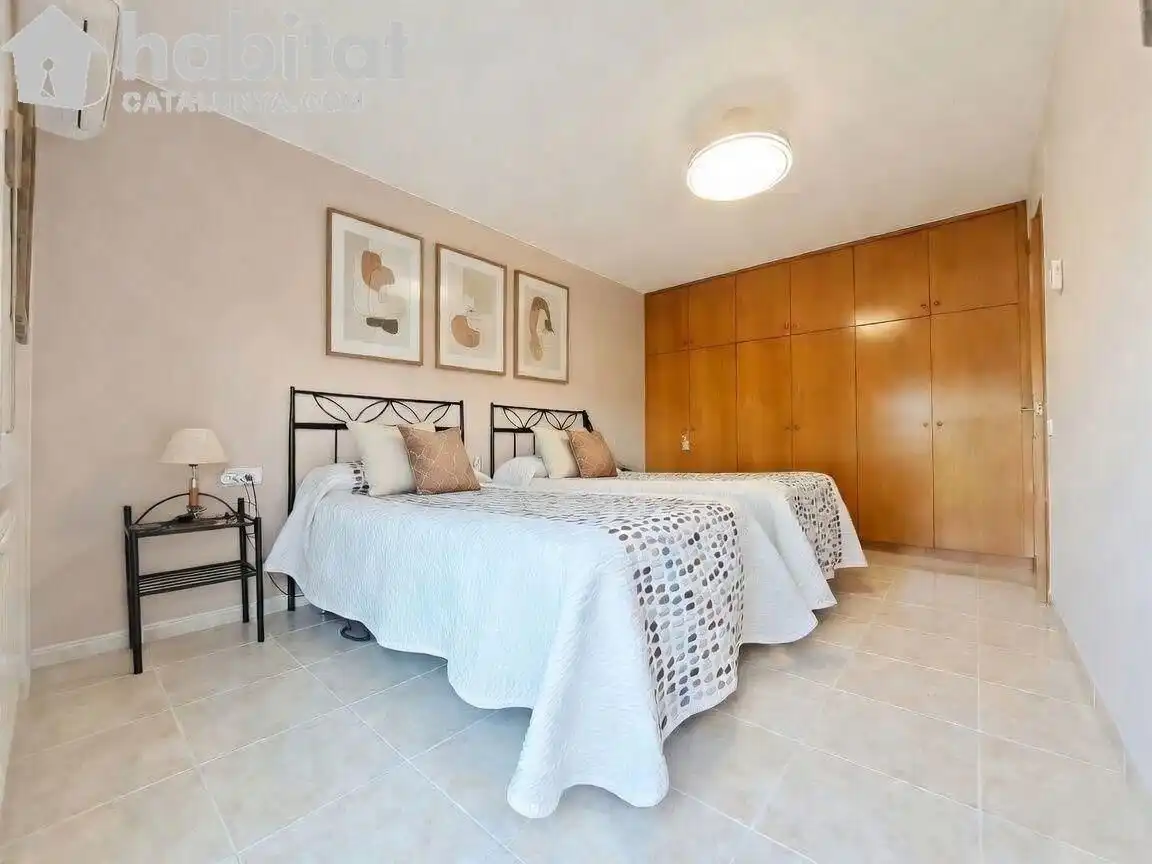 Habitación de Casa adosada en venta en Martorell con Aire acondicionado, Calefacción y Jardín privado