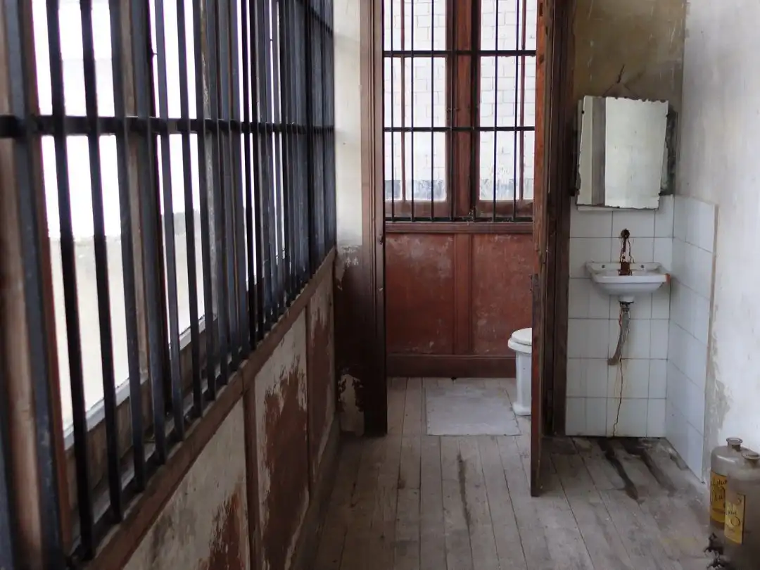Baño de Local de alquiler en Salas con Alarma