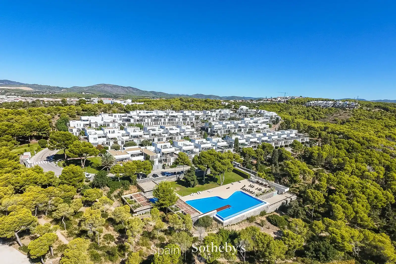 Außenansicht von Wohnungen zum Verkauf in Sant Pere de Ribes mit Klimaanlage, Privatgarten und Terrasse