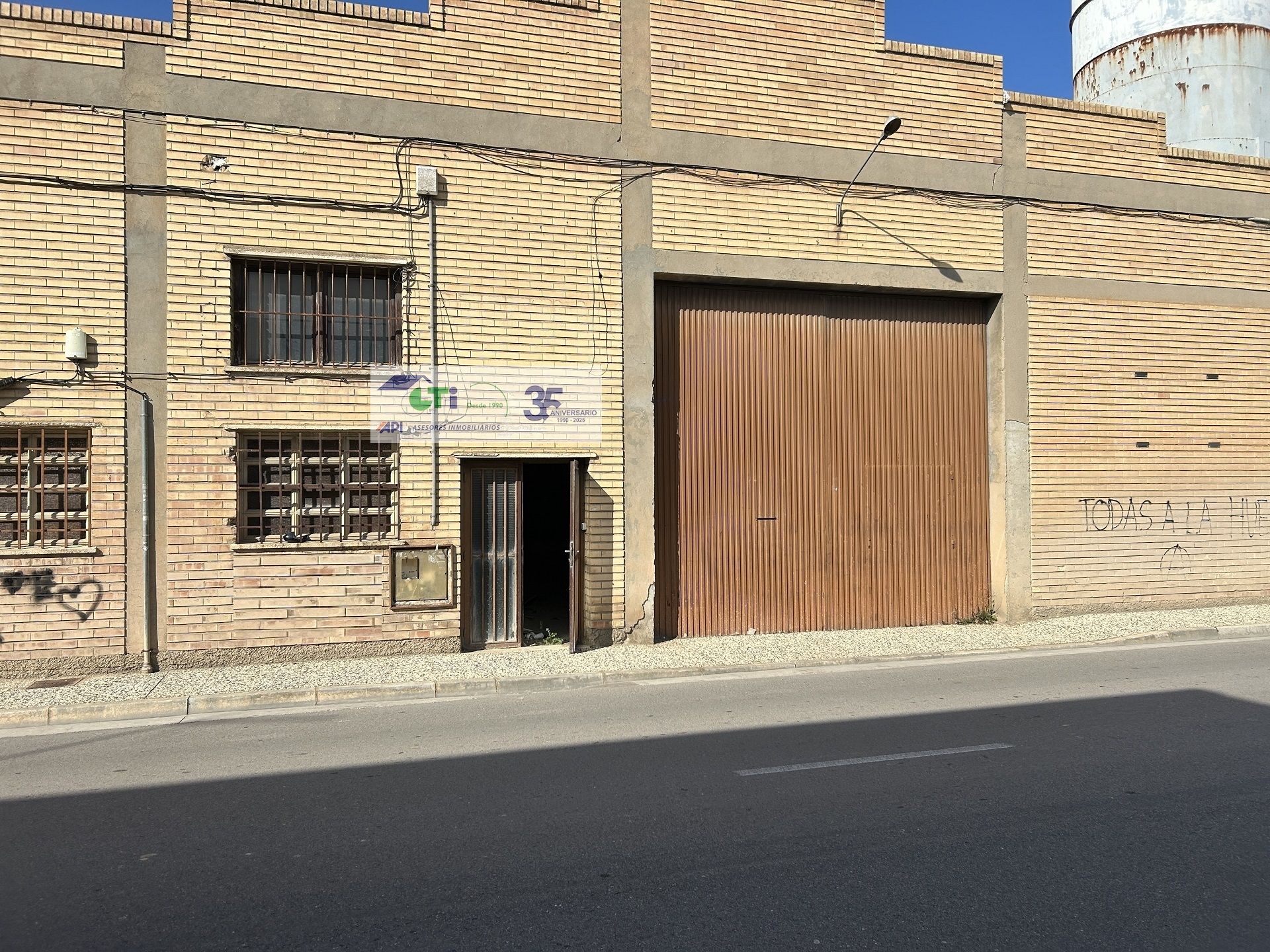 Vista exterior de Nau industrial en venda en Cuarte de Huerva
