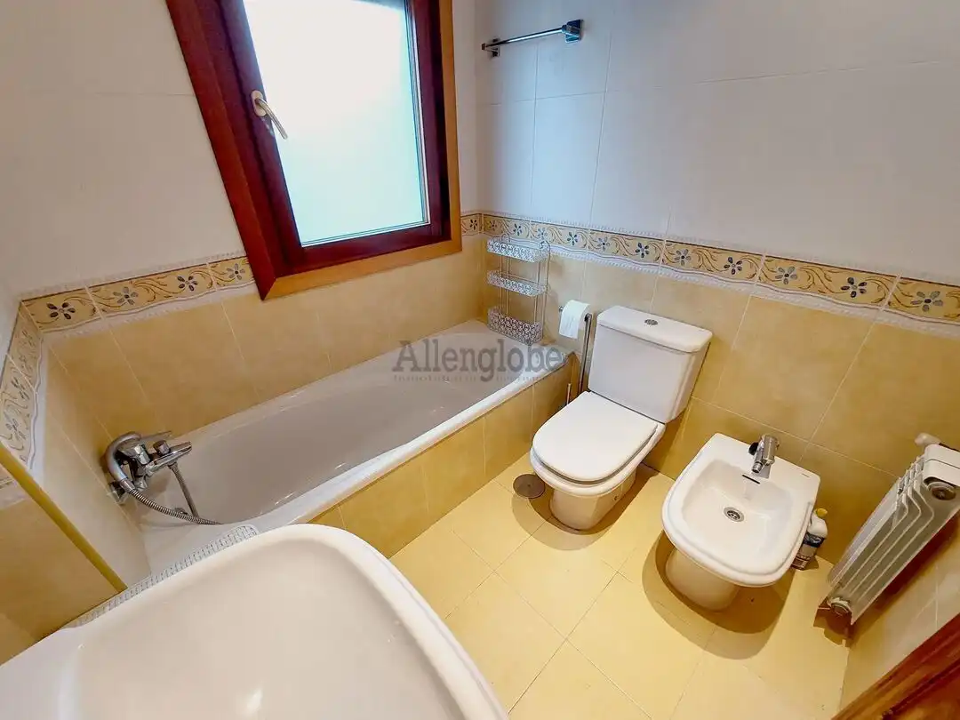 Baño de Piso de alquiler en Oviedo  con Calefacción
