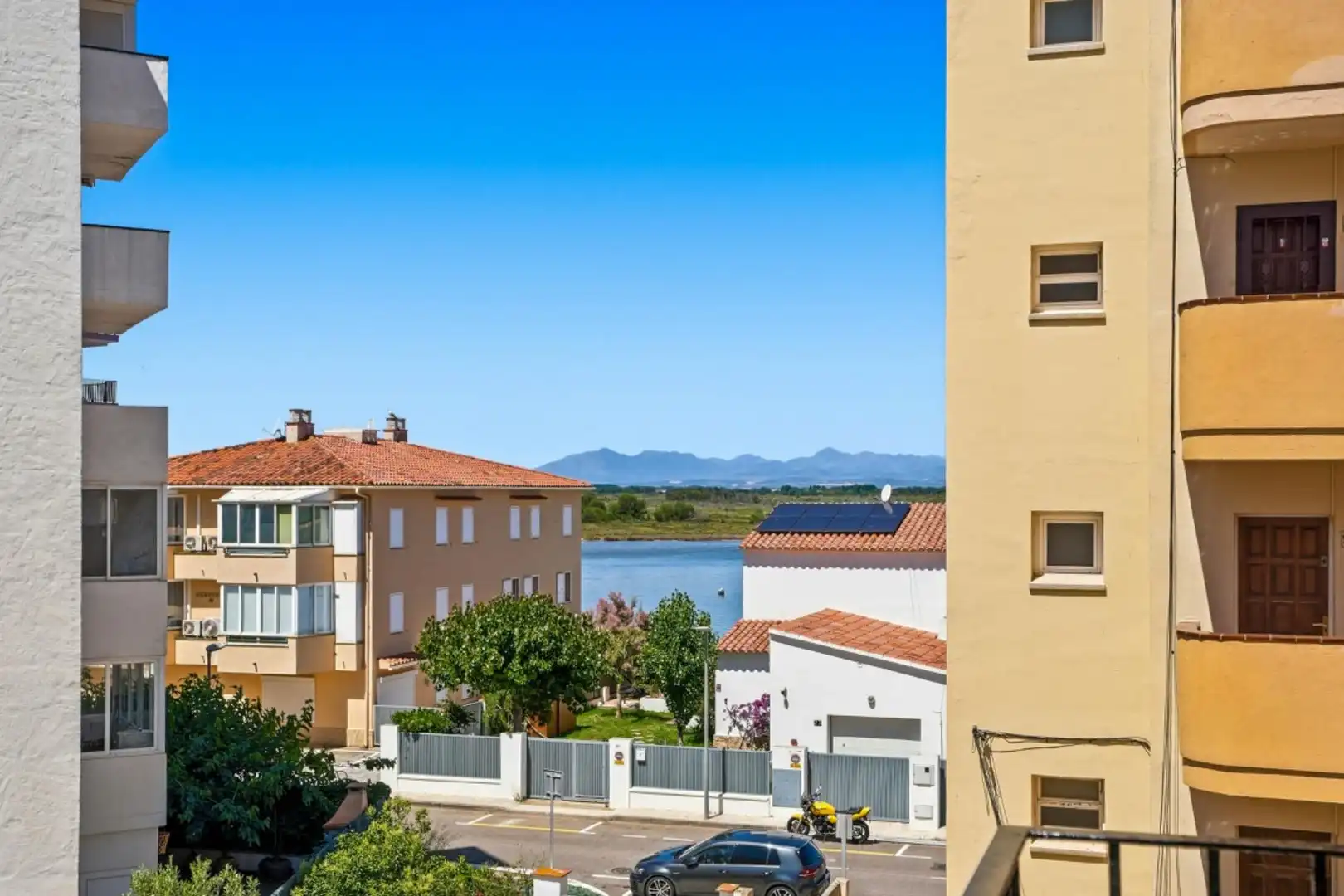Vista exterior de Apartament en venda en Roses amb Aire condicionat i Balcó