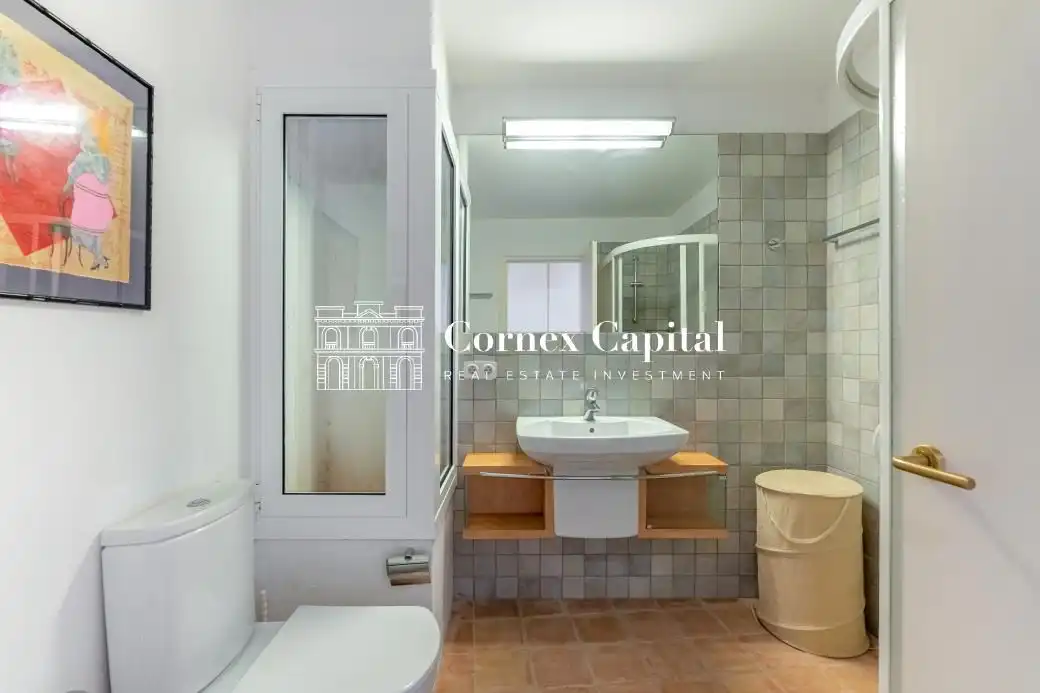 Badezimmer von Dachboden zum Verkauf in Albons mit Klimaanlage, Heizung und Terrasse
