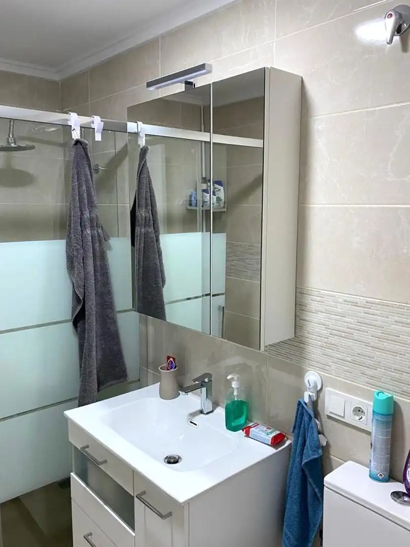 Baño de Apartamento en venta en Torrevieja con Terraza, Amueblado y Balcón