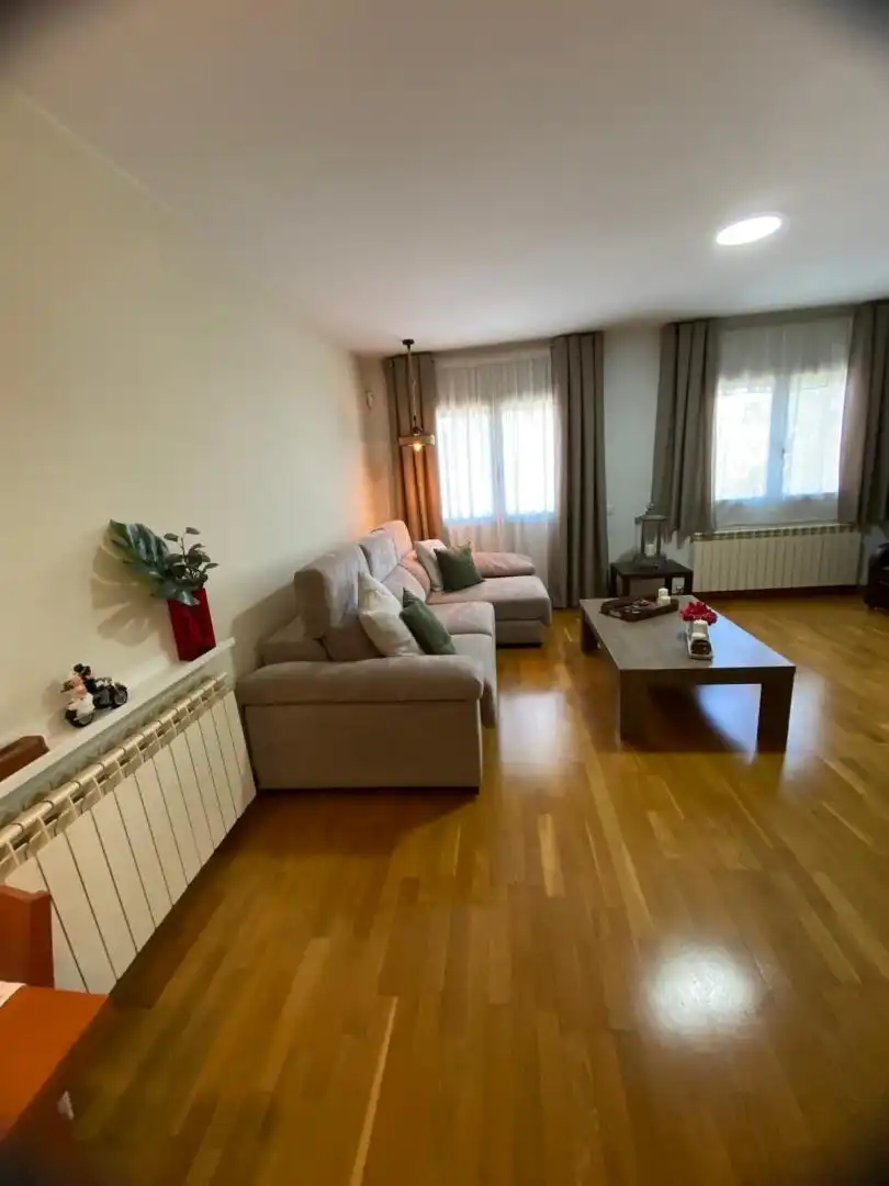 Sala d'estar de Pis en venda en Manresa amb Calefacció, Piscina i Moblat