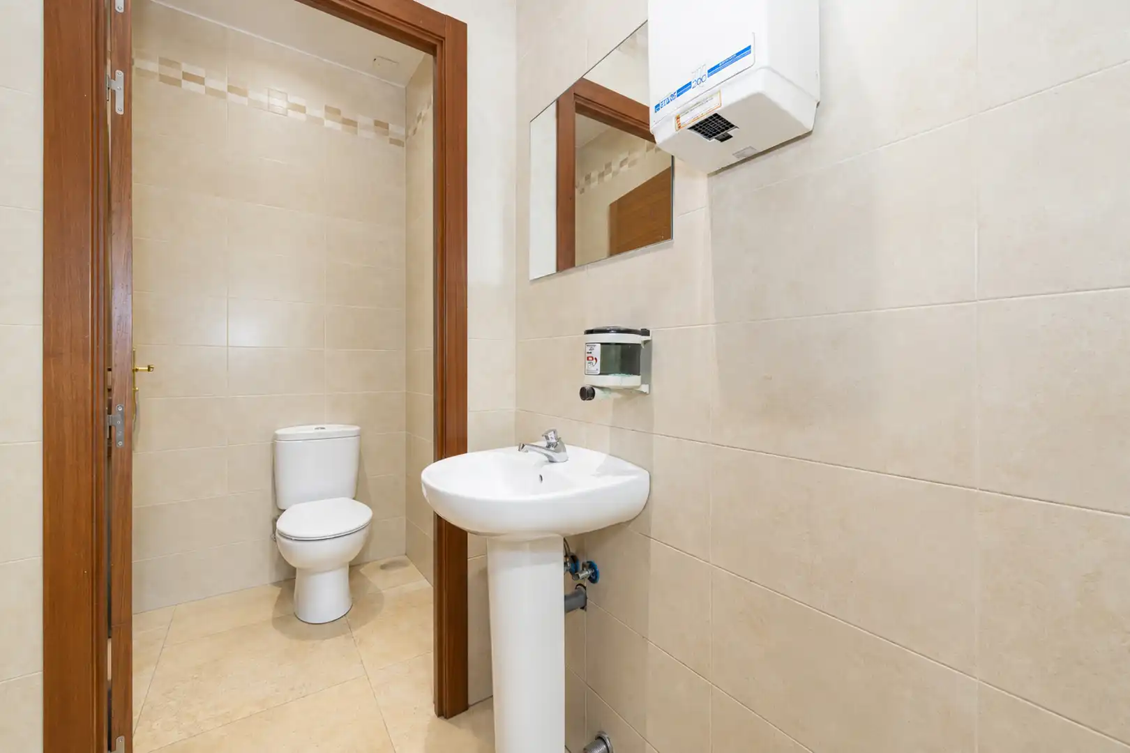 Baño de Local en venta en San Sebastián de los Reyes con Aire acondicionado, Calefacción y Amueblado