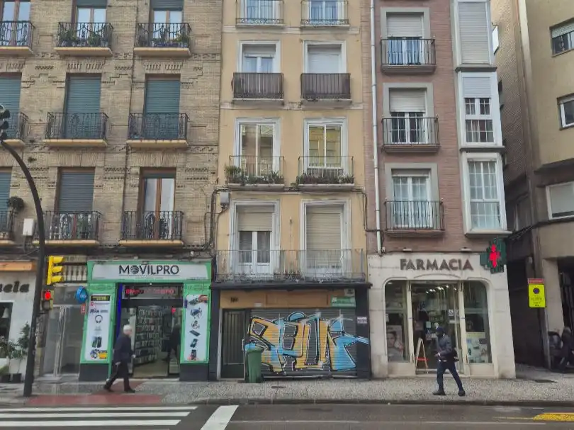 Vista exterior de Local en venda en Zaragoza amb Calefacció, Parquet i Moblat