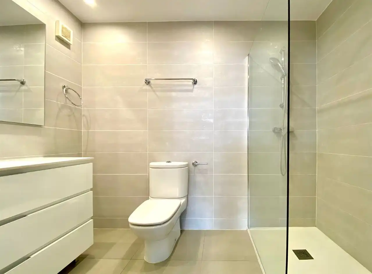 Badezimmer von Wohnung zum Verkauf in Barcelona mit Klimaanlage und Gemeinschaftspool