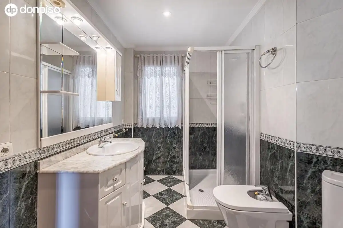 Badezimmer von Wohnung zum Verkauf in Granada mit Klimaanlage, Heizung und Terrasse