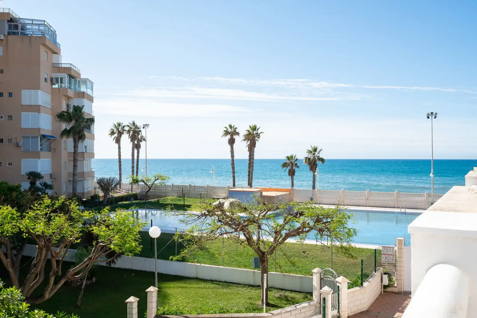 Schwimmbecken von Wohnungen zum Verkauf in Algarrobo mit Terrasse