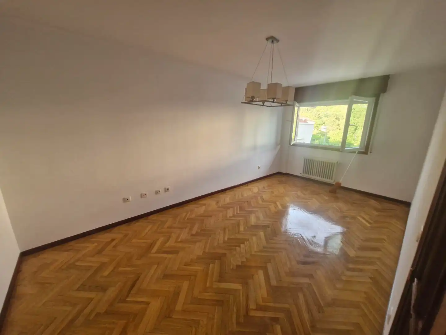 Sala d'estar de Pis de lloguer en Barbadás amb Calefacció, Parquet i Moblat
