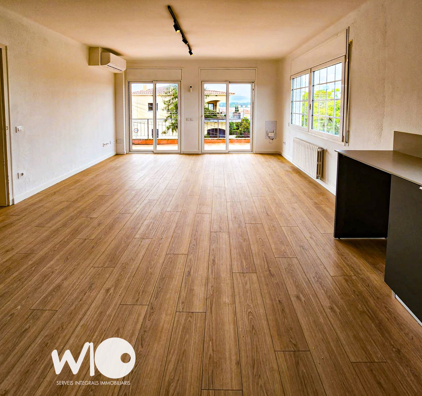 Sala d'estar de Àtic de lloguer en Girona Capital amb Aire condicionat, Calefacció i Parquet