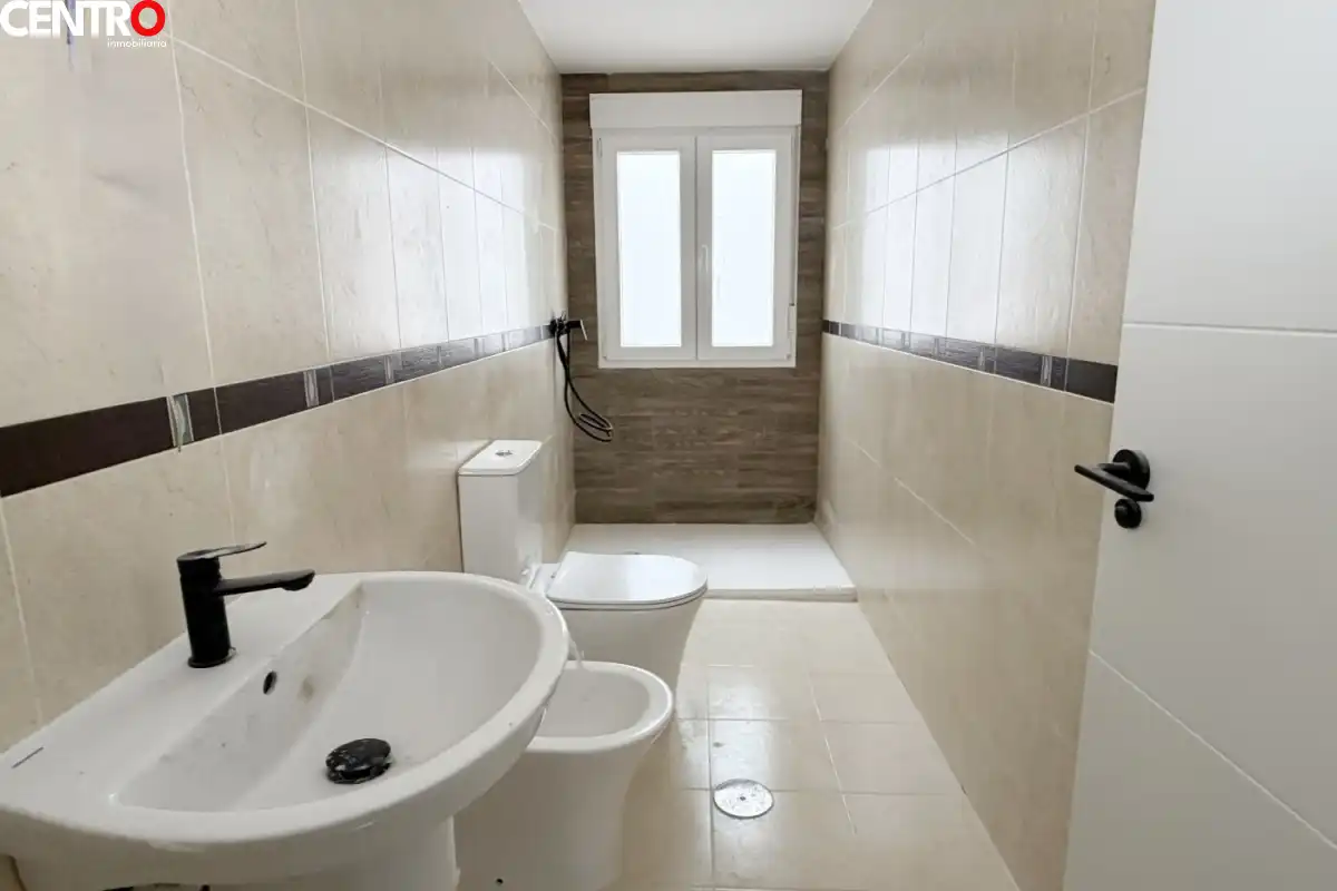 Baño de Piso en venta en La Zubia con Aire acondicionado, Calefacción y Jardín privado
